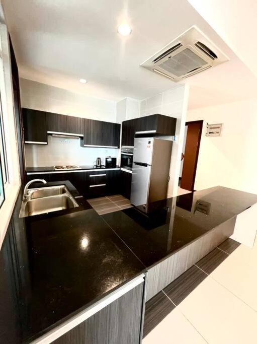 Bay Resort Condominium 3-Bedrooms With Swimming Pool Near The Seaside Miri Exterior foto